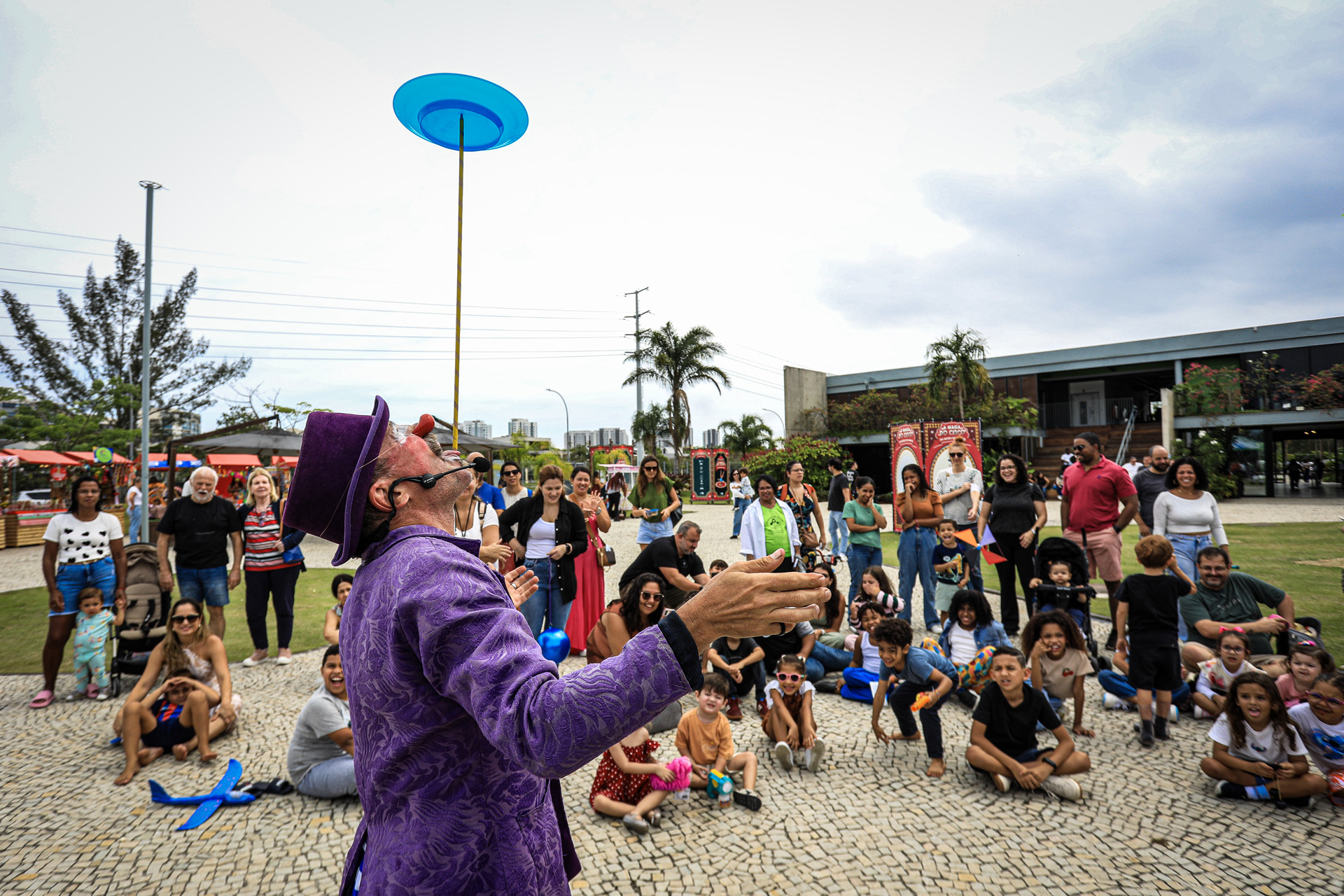 Comemoração do Mês das Crianças e os 5 anos da nova sede do Museu com uma maratona de espetáculos e artistas que estão nas ruas, nos picadeiros e nos teatros. Com curadoria da nossa equipe e da artista e pesquisadora Sluchem Cherem, a programação espelha a diversidade de vertentes, territórios e modos de fazer do circo brasileiro.  